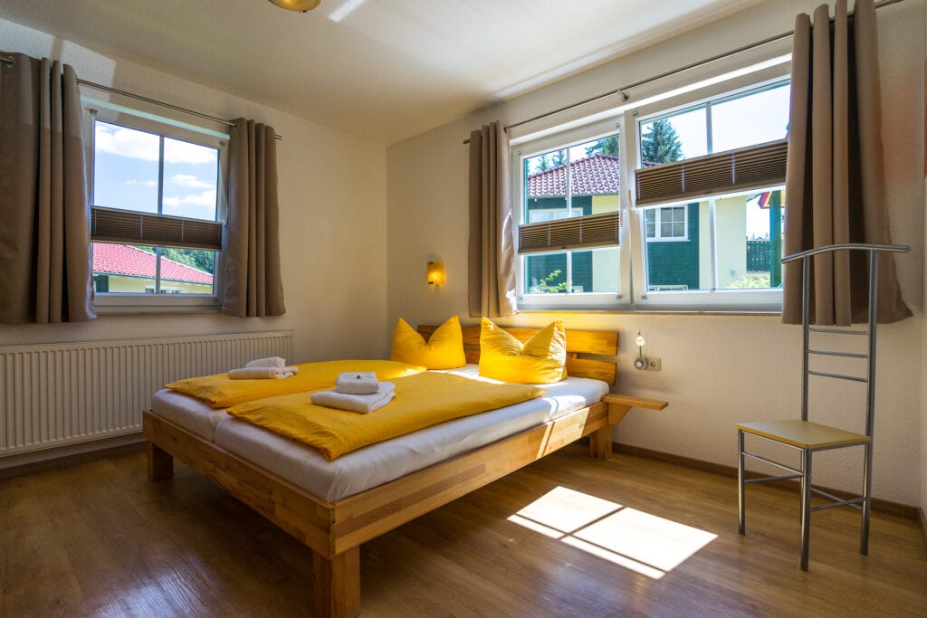 modern und gemütlich eingerichtete Zimmer