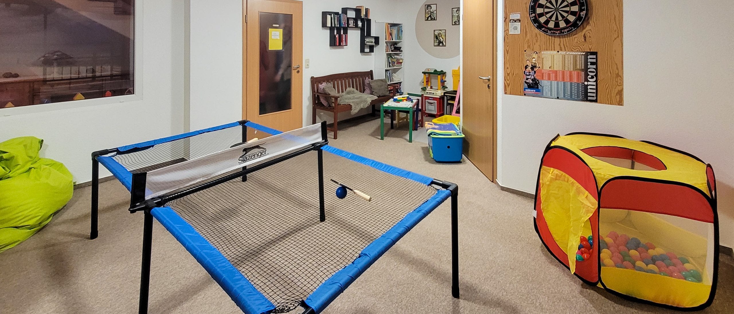Innenspielzimmer mit Tischtennis und Bällebad.