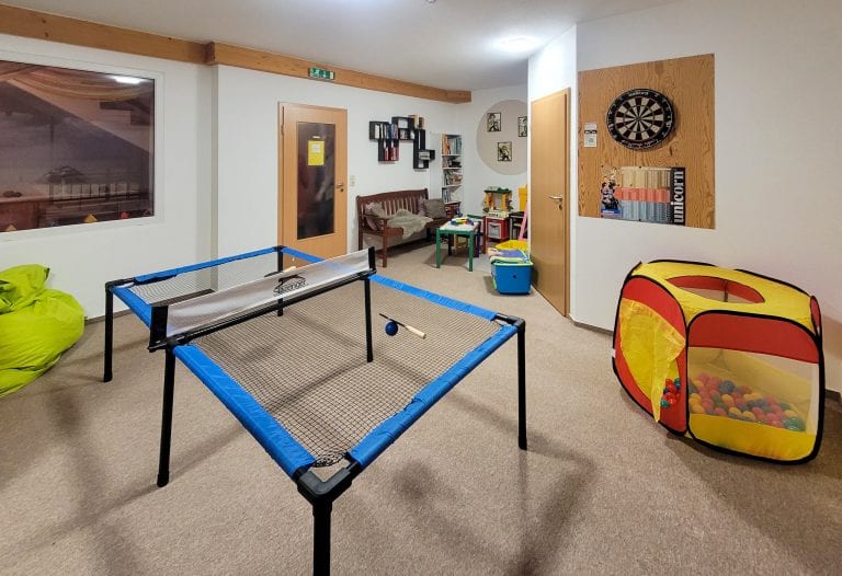 Innenspielzimmer mit Tischtennis und Bällebad.