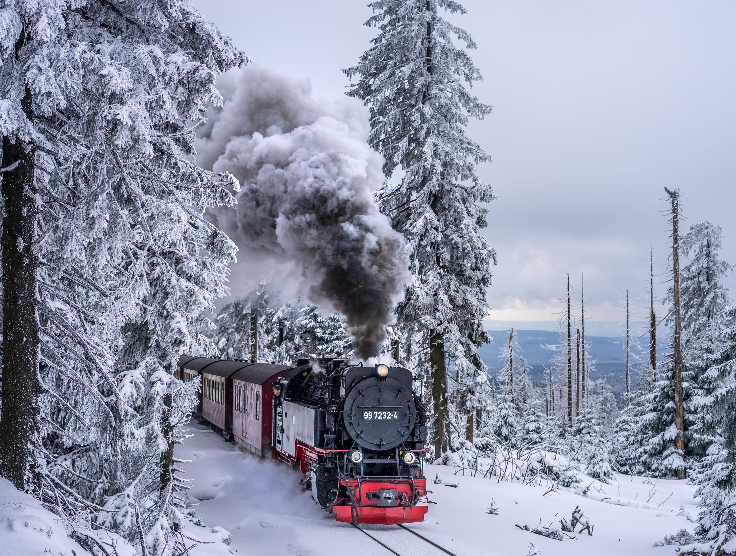 Harzer Schmalspurbahn auf dem Weg zum Brocken im Winter