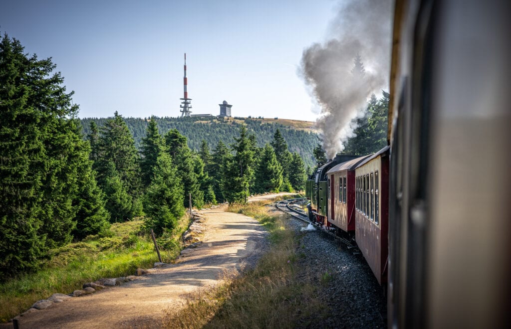 Harzer Schmalspurbahn auf dem Weg zum Brocken im Sommer