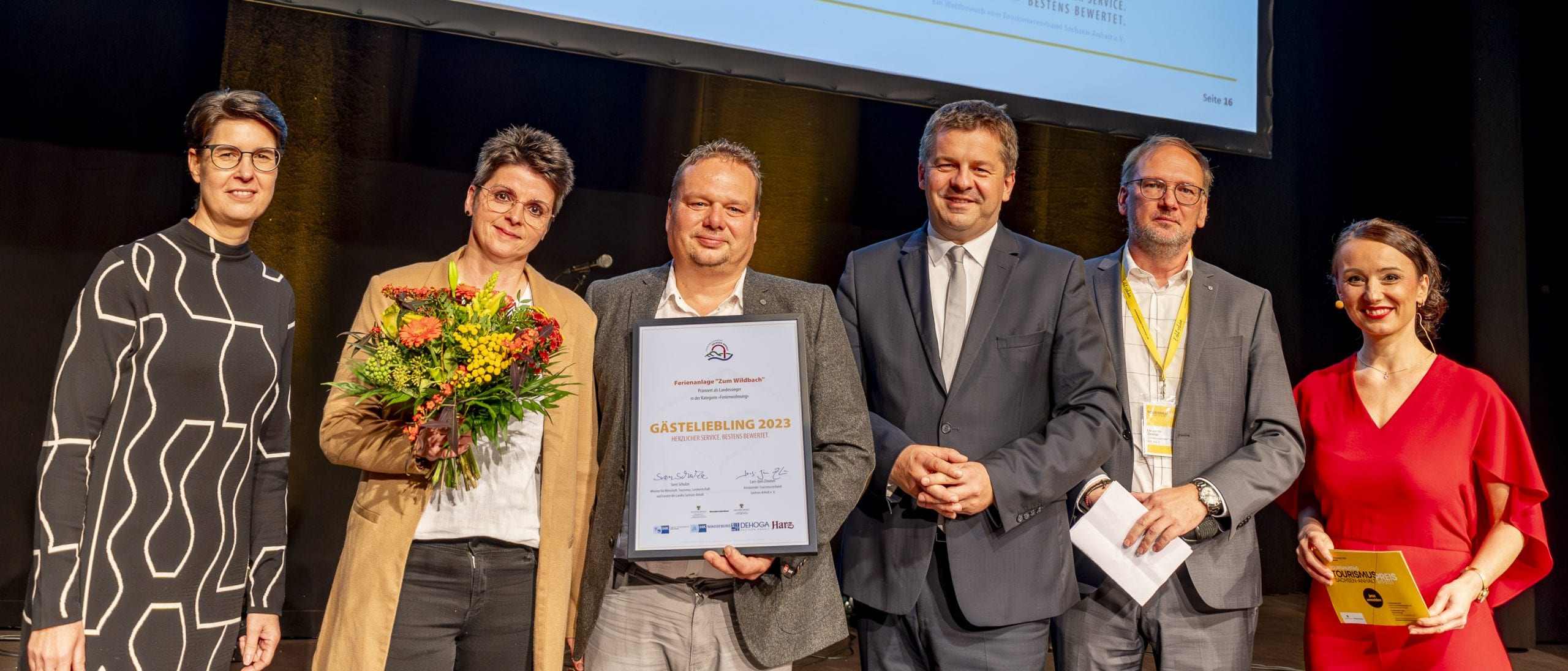 Group receiving Gäste Lieblings Award 2023 on stage.