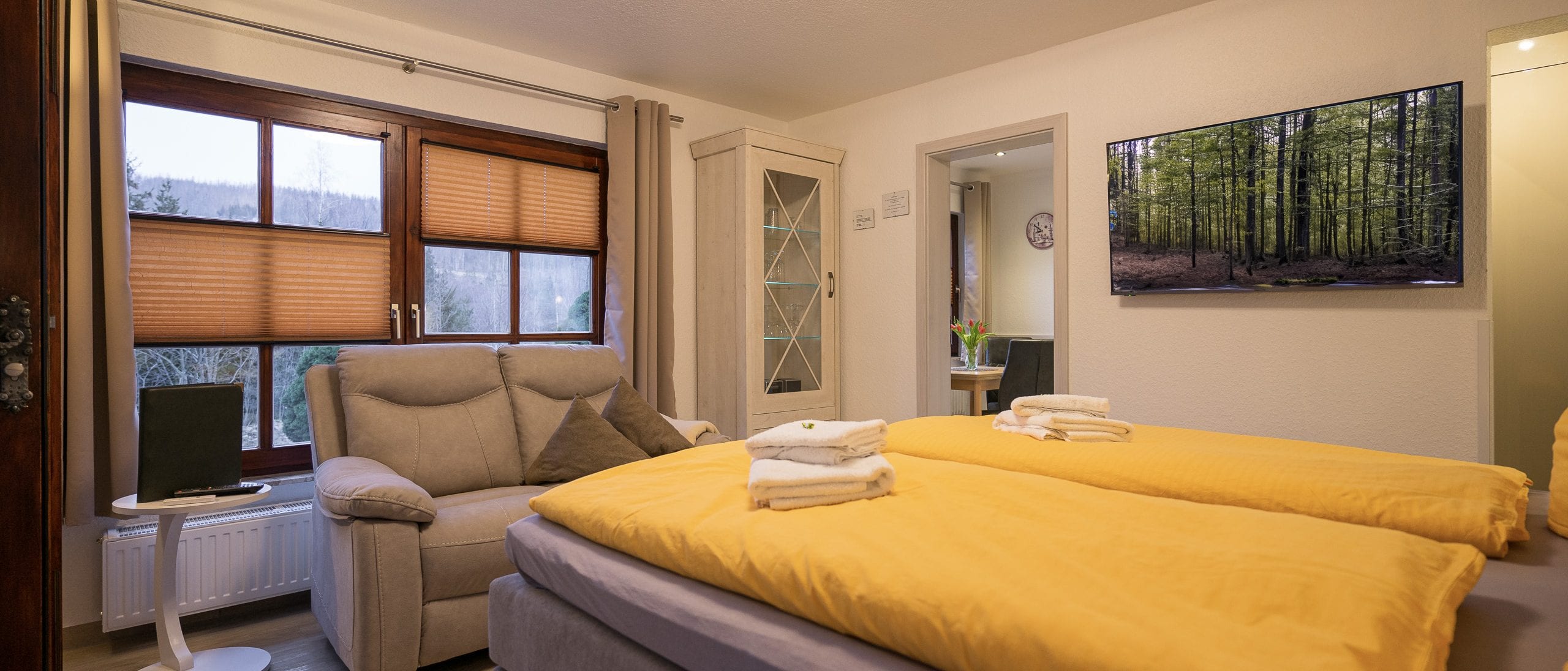 Hyggeligt soveværelse med moderne møbler.