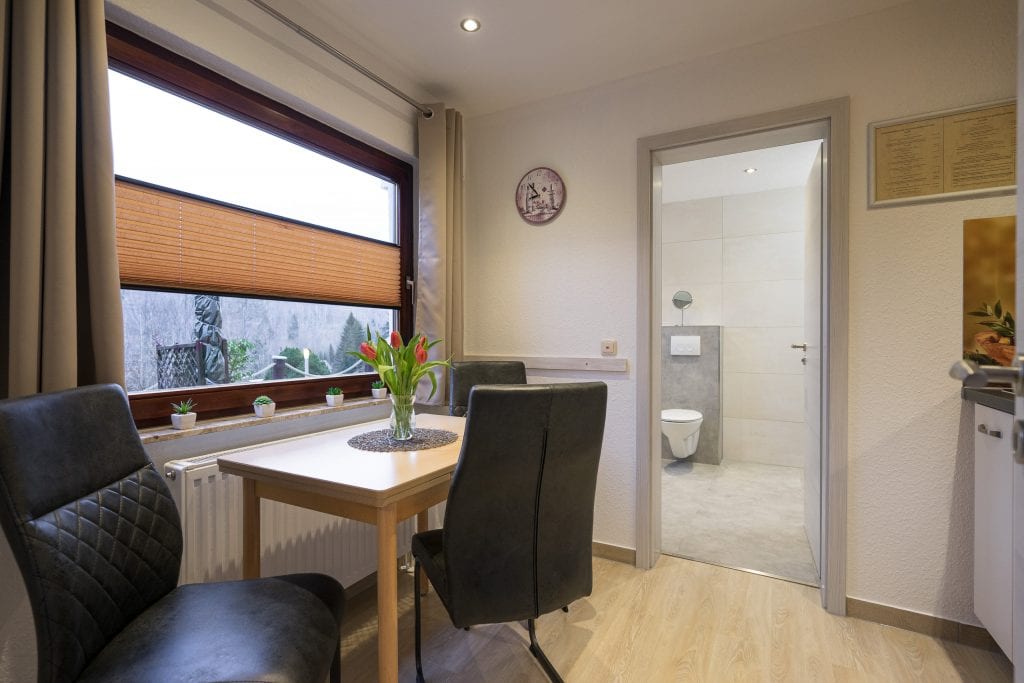 Modern eingerichtetes Esszimmer mit Blick auf die Natur.