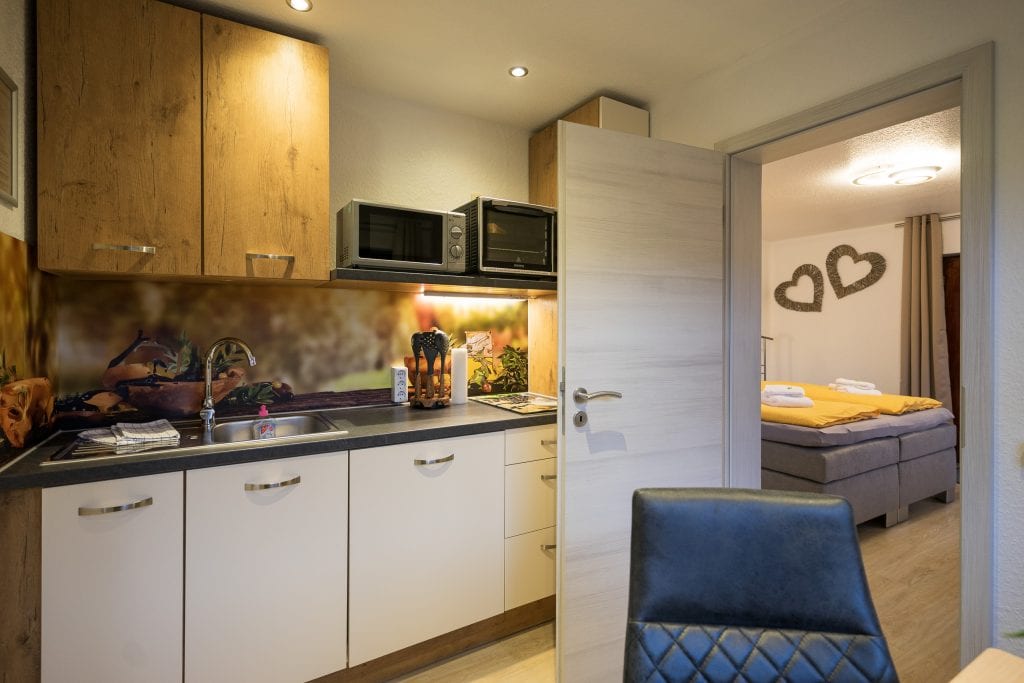 Modernes Apartment mit Küche und Schlafzimmer.