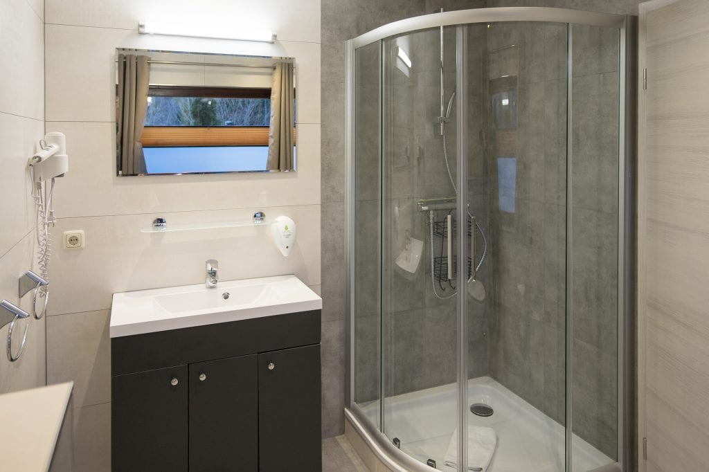 Modernes Badezimmer mit Dusche und Waschbecken.