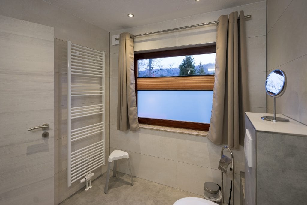 Modernes Badezimmer mit großer Fensterfront