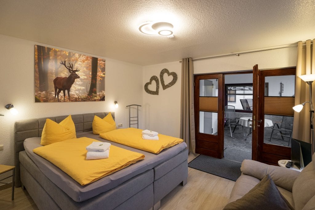 Gemütliches Schlafzimmer mit Couch.