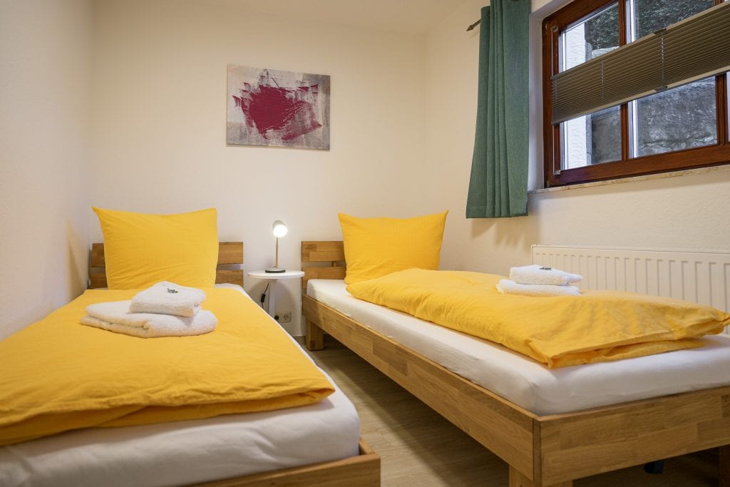 Zwei gemütliche Einzelbetten laden in diesem Schlafzimmer zum Entspannen ein.