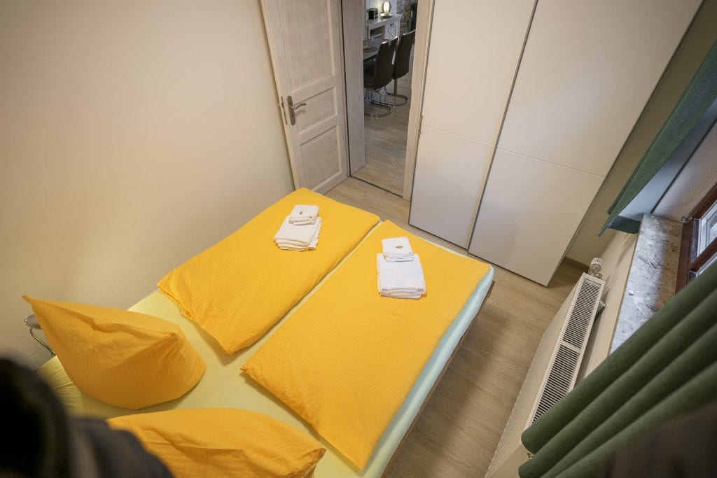 Schlafzimmer mit Doppelbett.