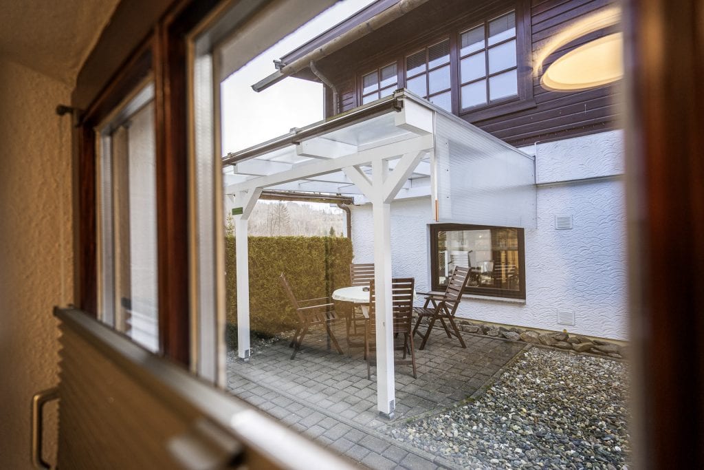 Die Ferienwohnung verfügt über eine exklusive Terrasse mit Sitzgelegenheiten.
