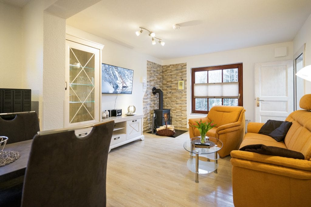 Helles modernes Wohnzimmer mit Kamin und Sofa.