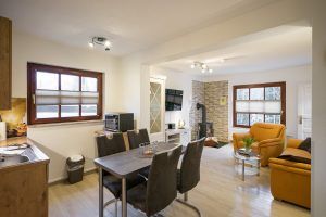 Modern, bright living room with comfort.
