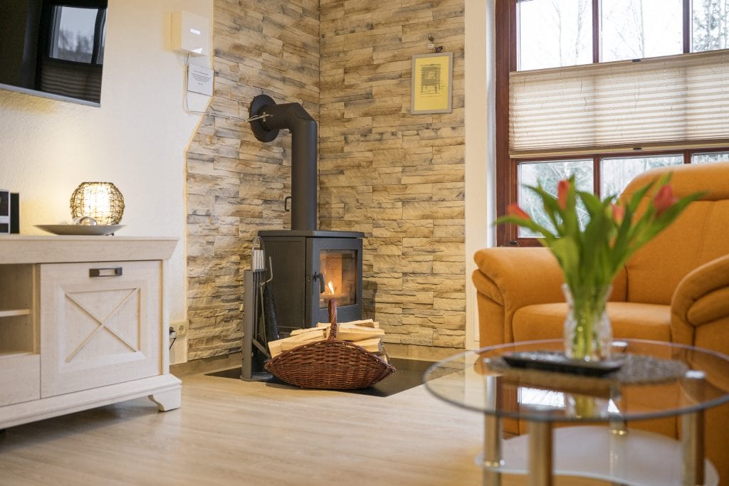 Wohnzimmer mit Kamin und gemütlicher Einrichtung.