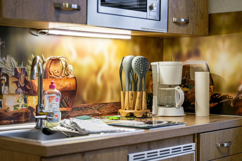 Küchenzeile mit Utensilien und Kaffeemaschine
