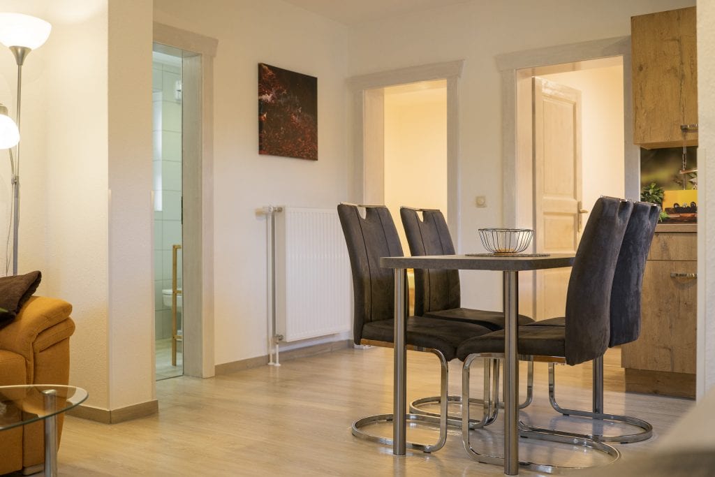 Modernes Esszimmer mit Tisch und Stühlen