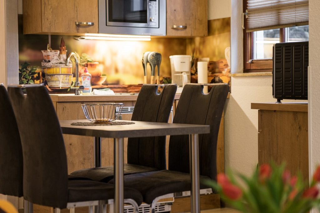 Gemütliche moderne Küchenecke mit Esstisch und Stühlen.