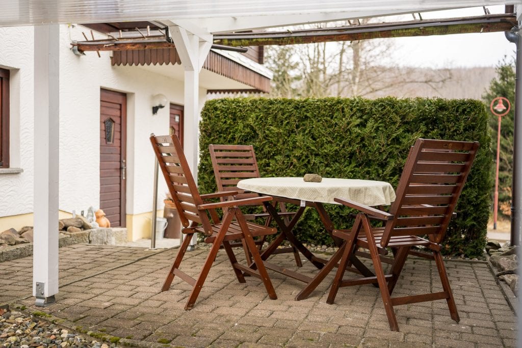 Die Ferienwohnung verfügt über eine exklusive Terrasse mit Sitzgelegenheiten.