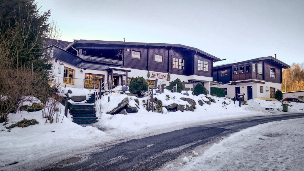 Gasthaus in Schierke im Winter mit verschneitem Gelände