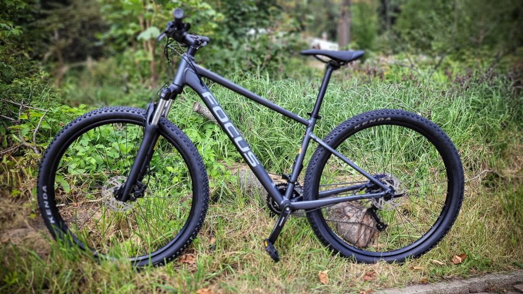 Mountainbike im Grünen geparkt