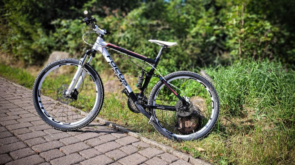 Mountainbike auf Weg neben Gras