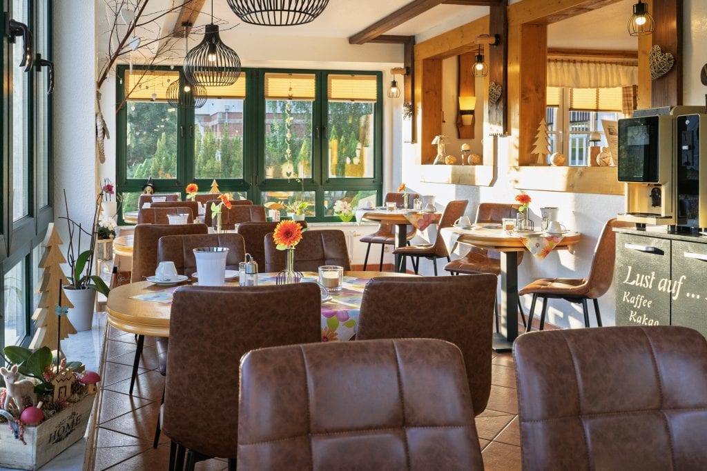 Gemütliches Restaurant mit gedeckten Tischen