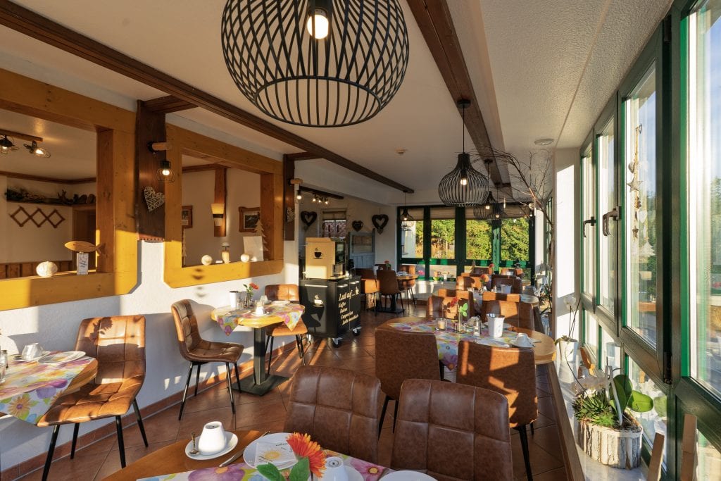 Helles Restaurant mit gemütlicher Atmosphäre und Dekoration.