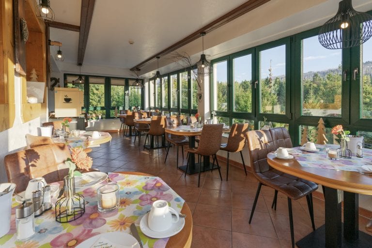 Bright restaurant with a view of the greenery
