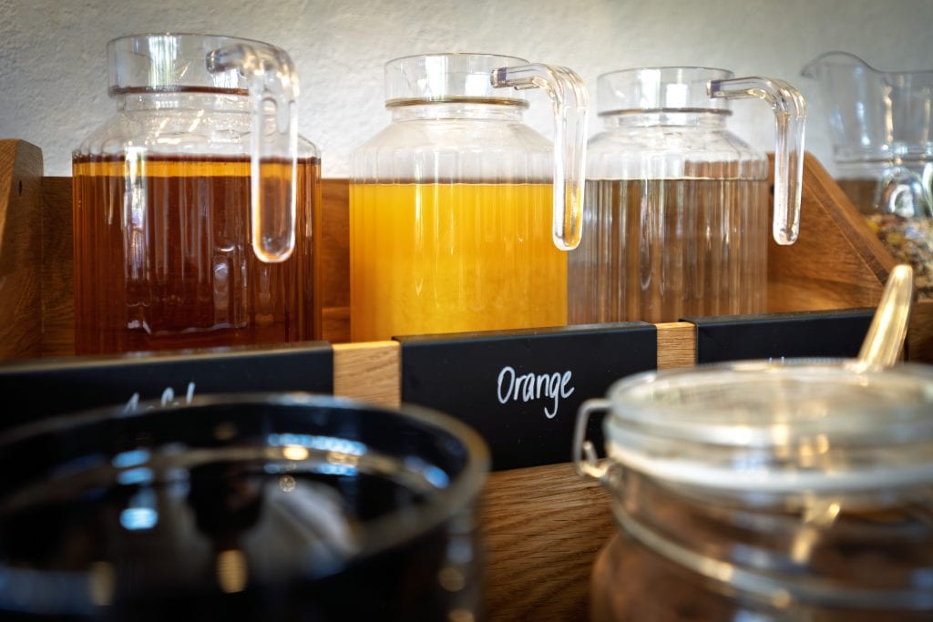 Gläser mit verschiedenen Getränken in einem Regal