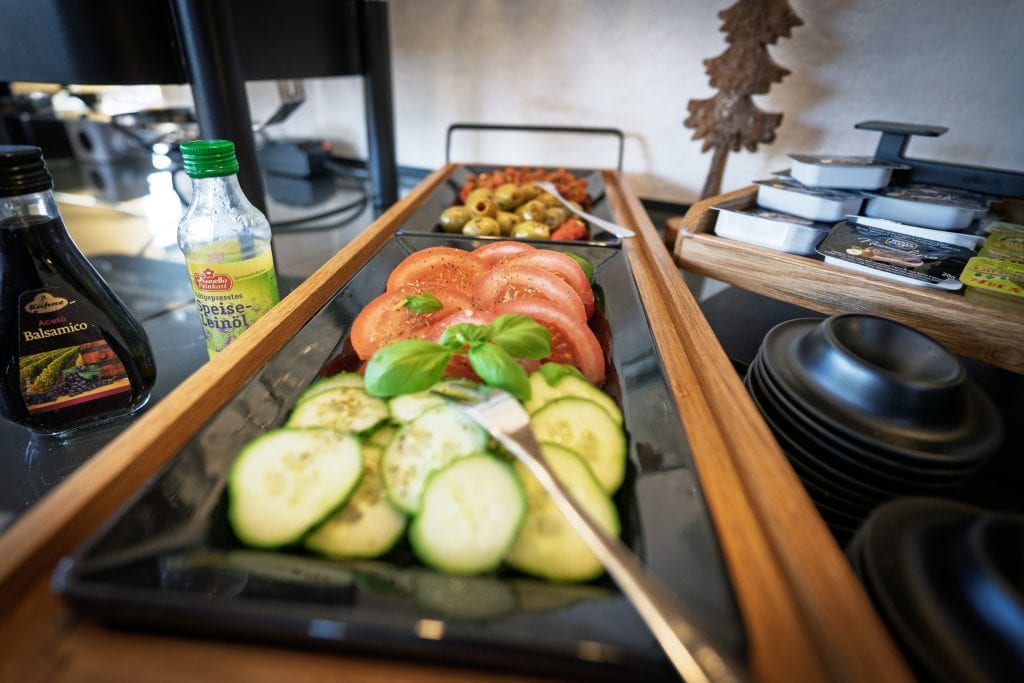 Frisches Gemüse und Dressing auf einem Tisch.