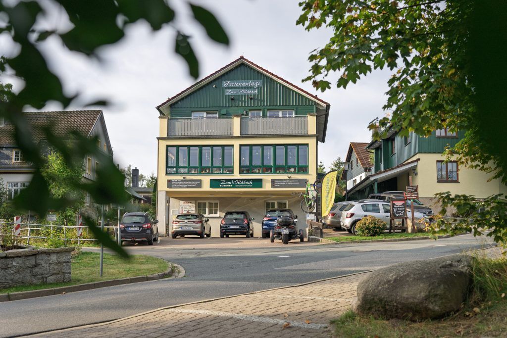 Ferienanlage mit Parkplatz und Umgebung