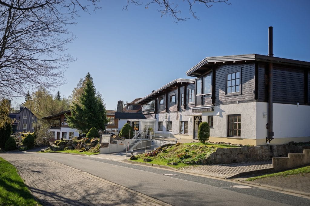 Modernes Landhaus mit Holzfassade an ruhiger Straße