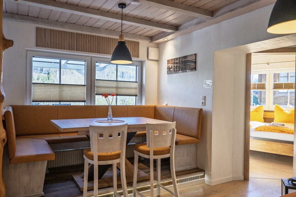 Gemütliche Essecke mit Eckbank und Holztisch