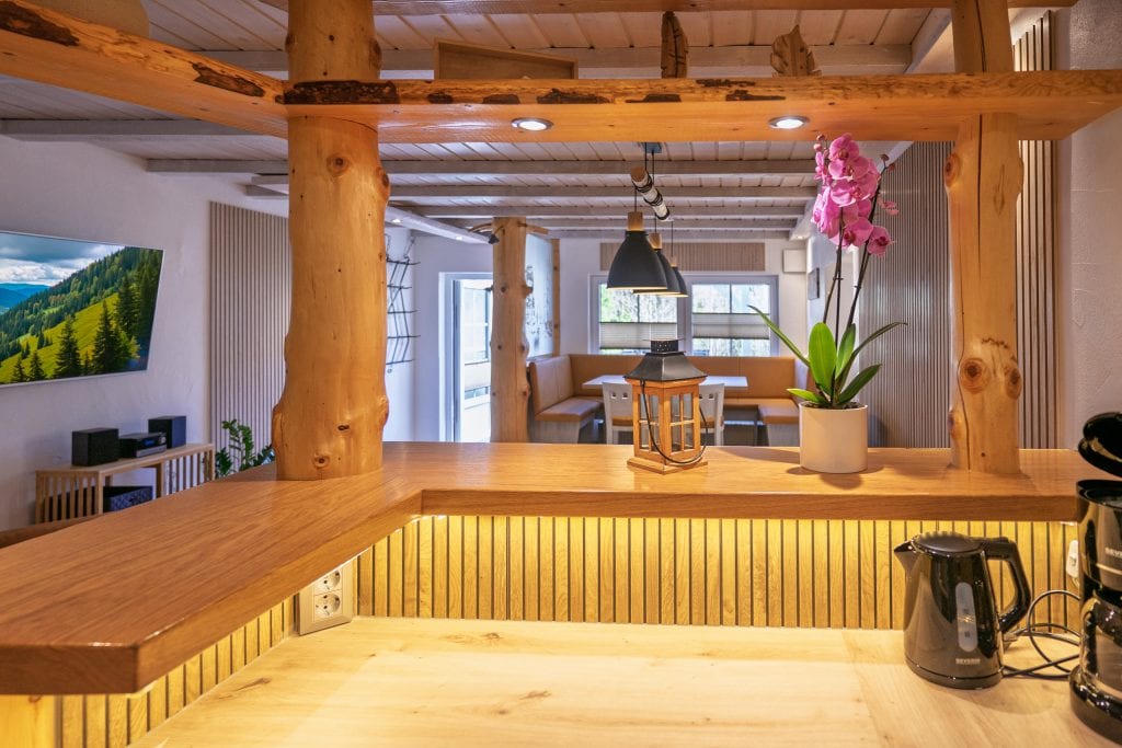 Gemütliche Holzküche im Alpenstil mit Essbereich