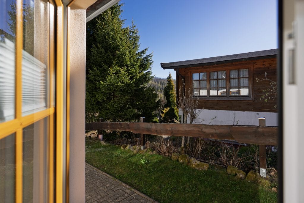 Garten mit Holzzaun und Gartenhaus