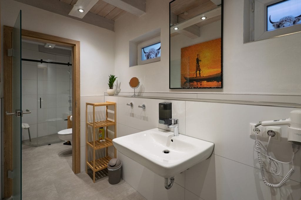 Modernes Badezimmer mit Waschbecken und Dusche