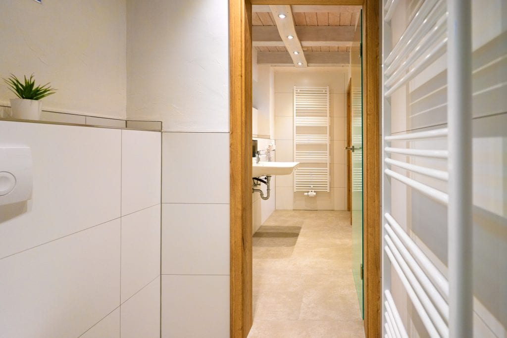 Modernes Badezimmer mit Holzrahmen und Handtuchheizkörper