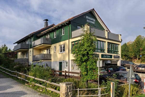 Ferienanlage mit Balkonen und begrüntem Umfeld