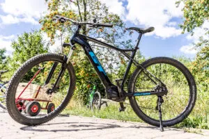 Schwarzes Fahrrad unter blauem Himmel im Freien