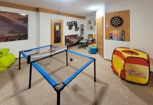 Innenspielzimmer mit Tischtennis und Bällebad.