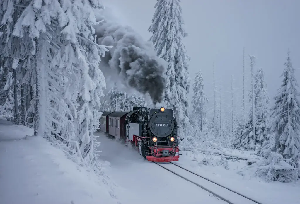 Harzer Schmalspurbahn auf dem Weg zum Brocken im Winter