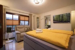 Gemütliches Schlafzimmer mit moderner Einrichtung.