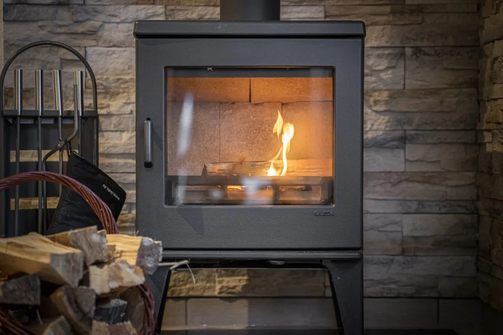 Moderne Holzofenflamme im Wohnzimmer.