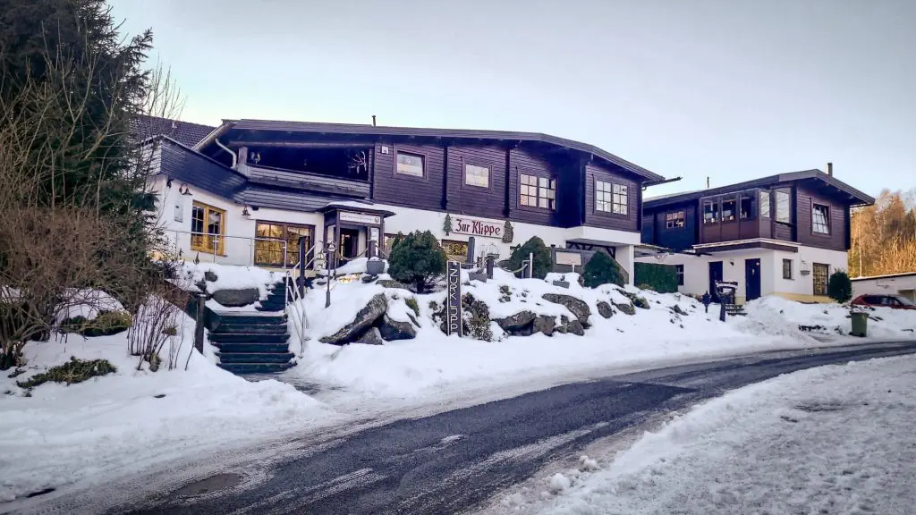 Gasthaus in Schierke im Winter mit verschneitem Gelände