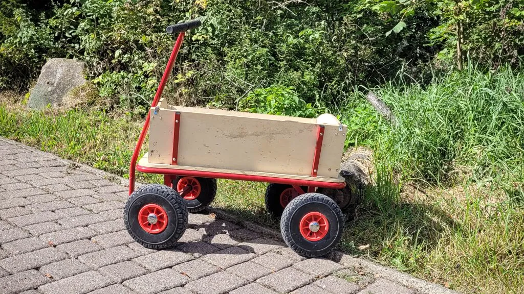 Holzkarren am Wegrand auf Pflastersteinen