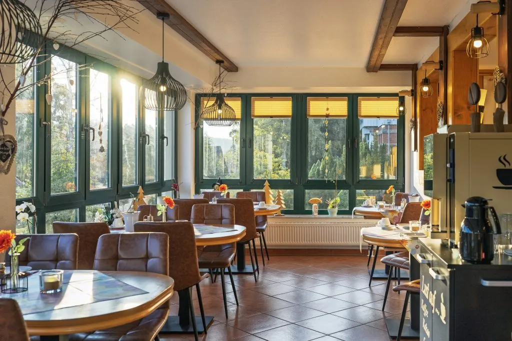 Helles Restaurant mit Fenstern und Tischen