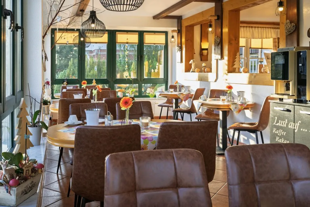 Gemütliches Restaurant mit gedeckten Tischen