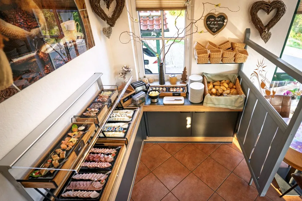 Buffet mit verschiedenen Speisen und Backwaren.