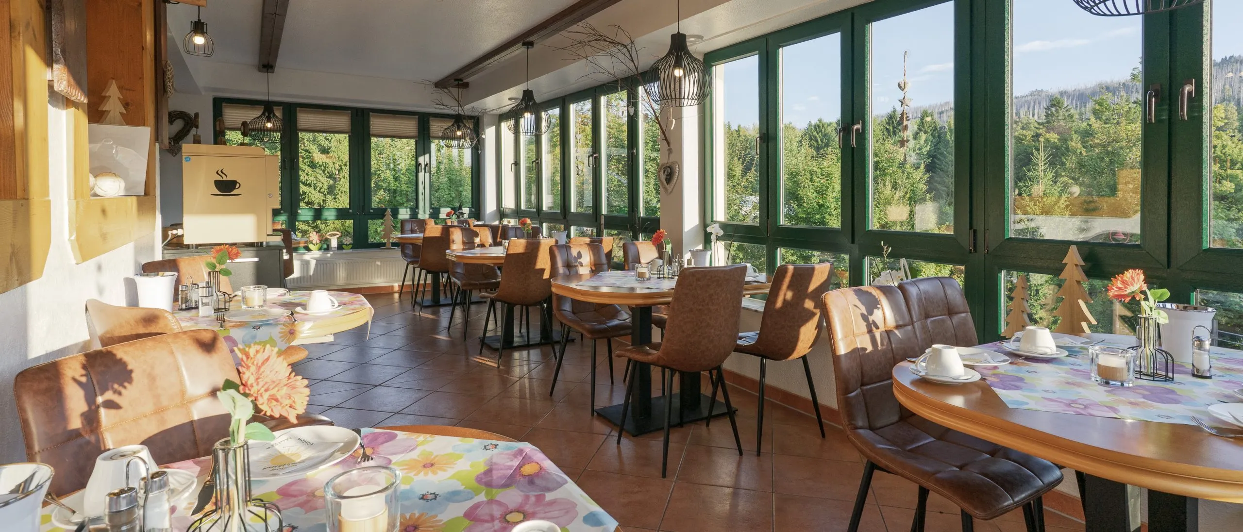 Helles Restaurant mit Blick ins Grüne