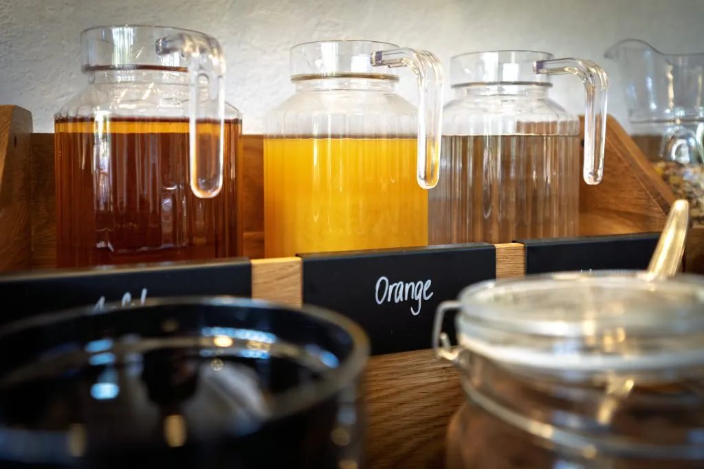 Gläser mit verschiedenen Getränken in einem Regal